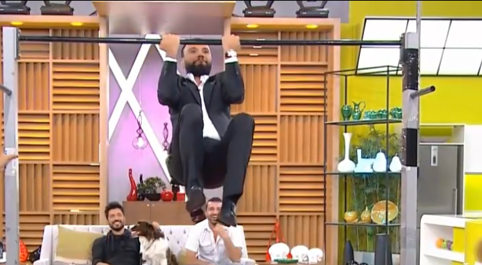 Yusuf Güney ve Alişan canlı yayında barfiks çekti! Yusuf Güney ve Alişan canlı yayında barfiks çekti!