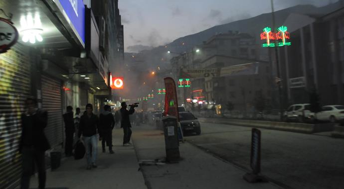 Hâkkari'de gözaltı sonrası ortalık karıştı Hâkkari'de gözaltı sonrası ortalık karıştı