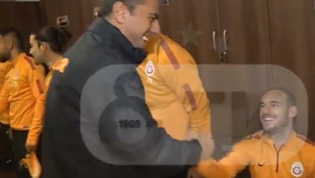 Herkes ayağa kalktı, bir tek o kalkmadı!..