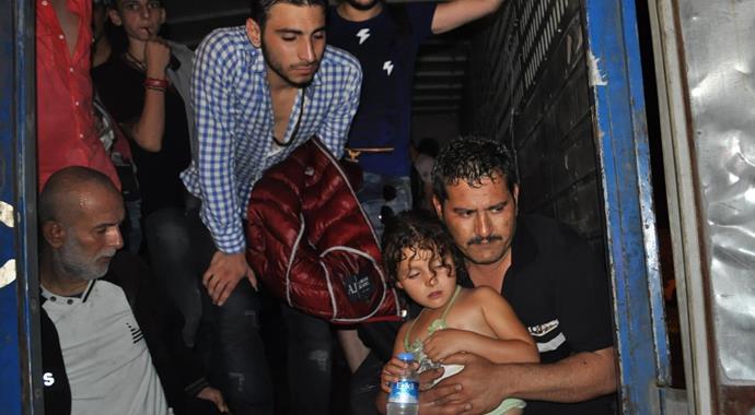 Havasız kalan 60 göçmen ölümden son anda kurtarıldı Havasız kalan 60 göçmen ölümden son anda kurtarıldı