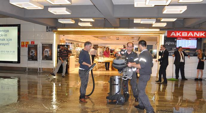 Atatürk Havalimanı'nda su baskını Atatürk Havalimanı'nda su baskını
