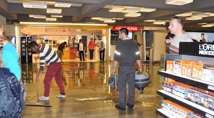 Atatürk Havalimanı'nda su baskını Atatürk Havalimanı'nda su baskını