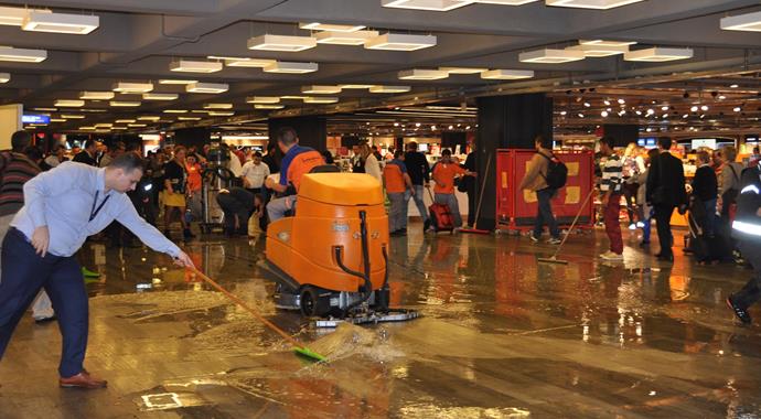 Atatürk Havalimanı'nda su baskını Atatürk Havalimanı'nda su baskını