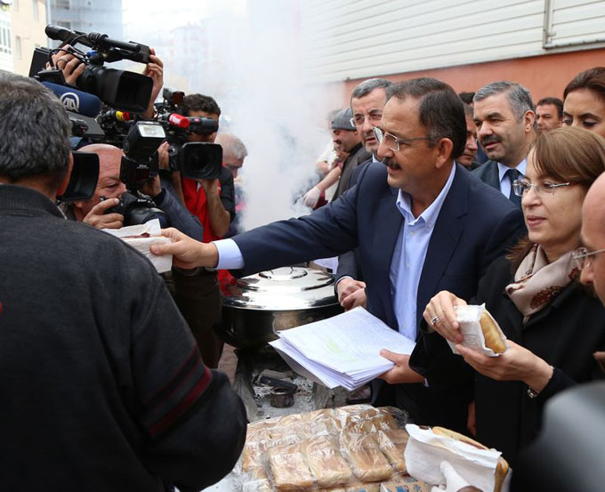 Tazminat parasıyla sucuk ekmek dağıttı Tazminat parasıyla sucuk ekmek dağıttı