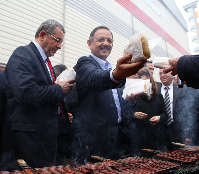 Tazminat parasıyla sucuk ekmek dağıttı Tazminat parasıyla sucuk ekmek dağıttı