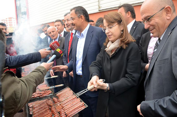 Tazminat parasıyla sucuk ekmek dağıttı Tazminat parasıyla sucuk ekmek dağıttı