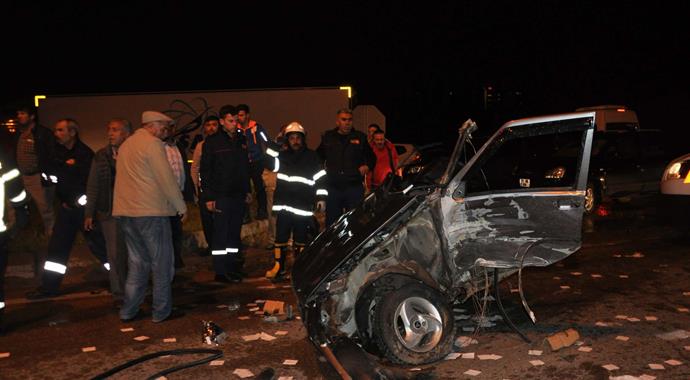 Kırıkkale'de korkunç kaza! Otomobil ikiye bölündü, 8 yaralı Kırıkkale'de korkunç kaza! Otomobil ikiye bölündü, 8 yaralı