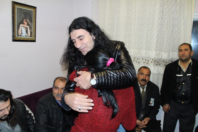 Murat Kekilli, Özgecan'ın babasına taziye ziyaretine gitti Murat Kekilli, Özgecan'ın babasına taziye ziyaretine gitti