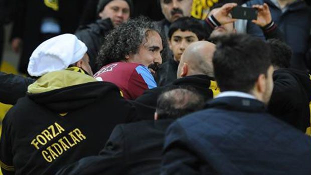 Fenerbahçe-Bayburt maçında bayrak gerginliği Fenerbahçe-Bayburt maçında bayrak gerginliği