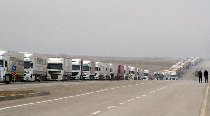 Binlerce TIR, 8 gündür İran sınırında bekliyor Binlerce TIR, 8 gündür İran sınırında bekliyor