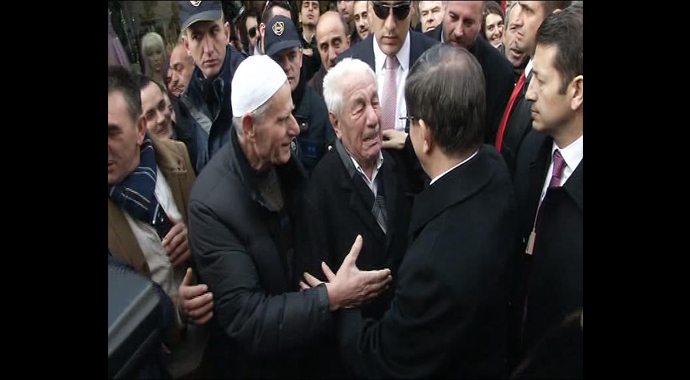 Başbakan'ı görünce hüngür hüngür ağladı Başbakan'ı görünce hüngür hüngür ağladı