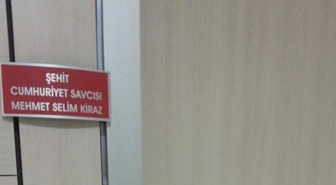 Şehit Savcı Kiraz'ın odasına yeni tabela Şehit Savcı Kiraz'ın odasına yeni tabela