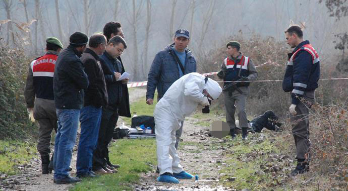Taksiciyi başından vurup tarlaya atmışlar! Taksiciyi başından vurup tarlaya atmışlar!