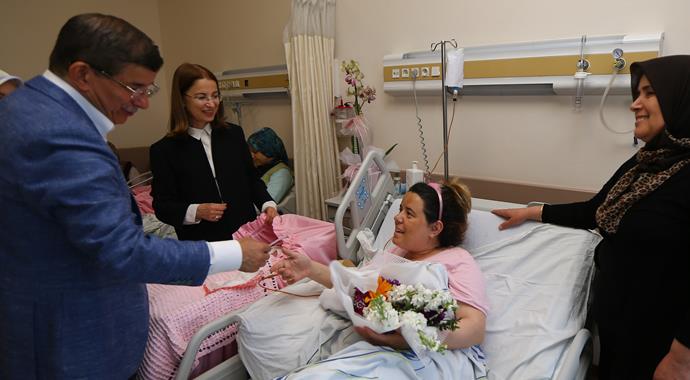 Davutoğlu kulağına ezan okuduğu bebeğe isim verdi