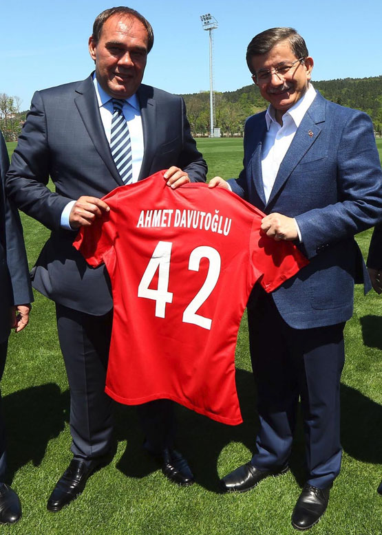 Başbakan Davutoğlu'ndan TFF'ye ziyaret