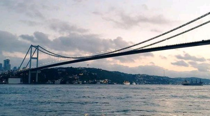 Galatasaray bayrağını denize attılar!