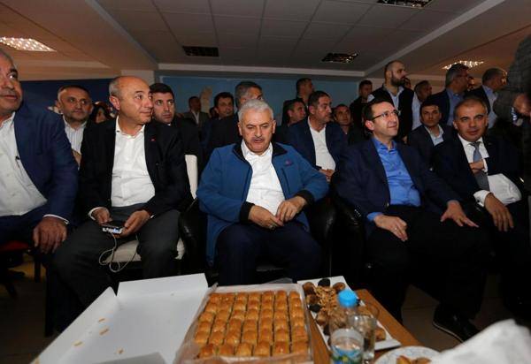 AK Parti İzmir İl Binası'nda büyük sevinç AK Parti İzmir İl Binası'nda büyük sevinç