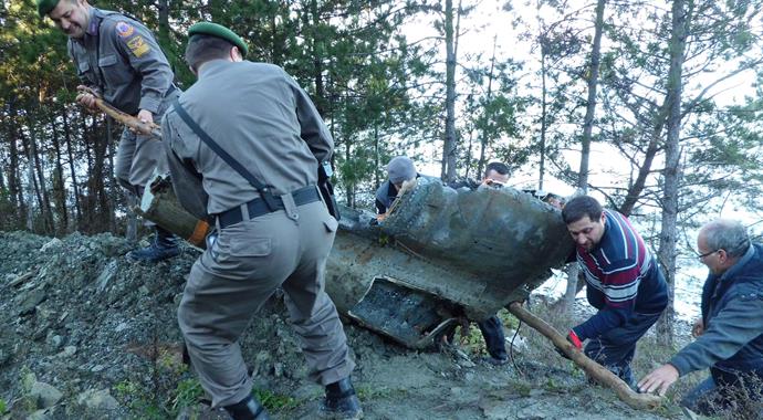 Karadeniz sahilinde vatandaşlar uçak parçası buldu Karadeniz sahilinde vatandaşlar uçak parçası buldu
