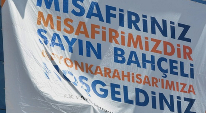 AK Parti'den MHP mitingi öncesi sürpriz pankart