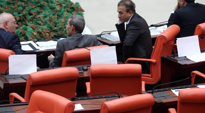 AK Parti sıralarında 'Hoşgeldin Torinolu' yazısı AK Parti sıralarında 'Hoşgeldin Torinolu' yazısı