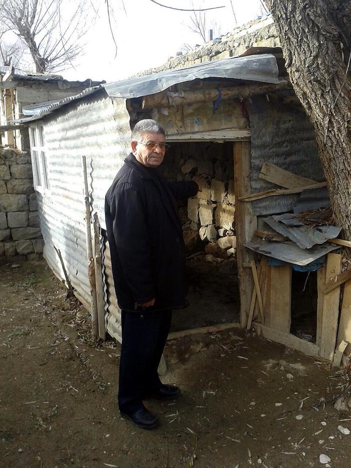 Derisi yüzüldükten sonra zincirle evin giriş kapısı önüne asıldı! Derisi yüzüldükten sonra zincirle evin giriş kapısı önüne asıldı!