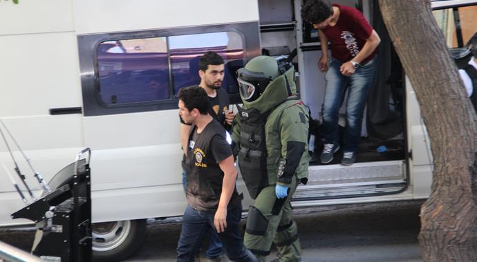 Beyoğlu'nda şüpheli araçtan uzun namlulu silah ve pompalı tüfek çıktı