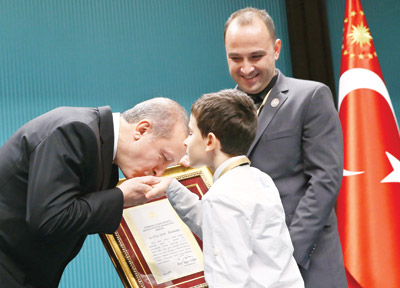 Cumhurbaşkanı Erdoğan: Al bayrak, bağırarak değil icraatla yükselir Cumhurbaşkanı Erdoğan: Al bayrak, bağırarak değil icraatla yükselir