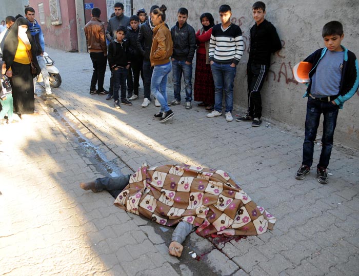 Cizre'de sokak ortasında korkunç infaz Cizre'de sokak ortasında korkunç infaz
