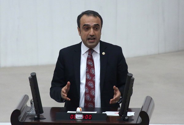 O vekiller için kürsüye 'tuzluk' bıraktı O vekiller için kürsüye 'tuzluk' bıraktı