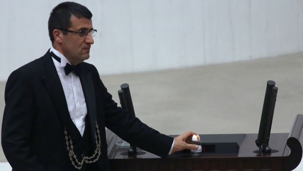 O vekiller için kürsüye 'tuzluk' bıraktı O vekiller için kürsüye 'tuzluk' bıraktı