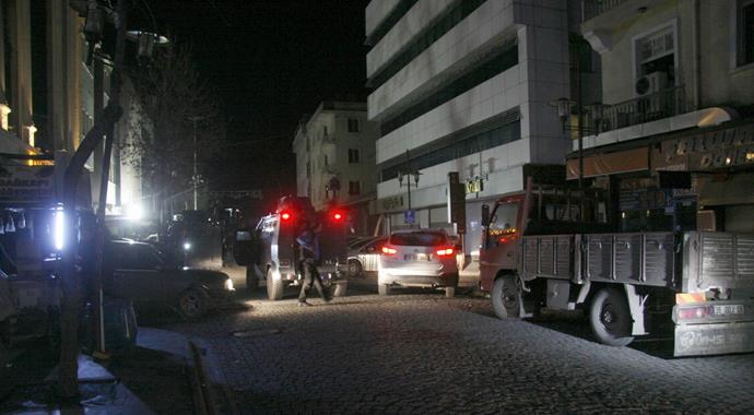 Diyarbakır'da polise parça tesirli bomba ile saldırdılar Diyarbakır'da polise parça tesirli bomba ile saldırdılar