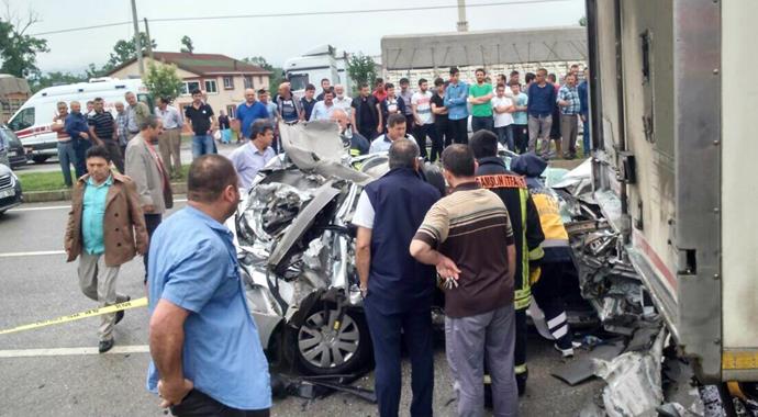 Otomobil park halindeki kamyona çarptı: 2 ölü Otomobil park halindeki kamyona çarptı: 2 ölü