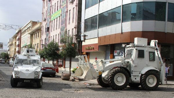 Polis ekiplerine roketli saldırı! 2 şehit, 8 yaralı