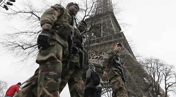 Paris'te büyük panik! Bin komando sokaklarda Paris'te büyük panik! Bin komando sokaklarda