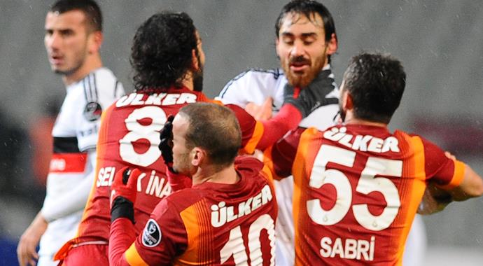 Cüneyt Çakır, Veli Kavlak'a neden kırmızı kart verdi? Cüneyt Çakır, Veli Kavlak'a neden kırmızı kart verdi?