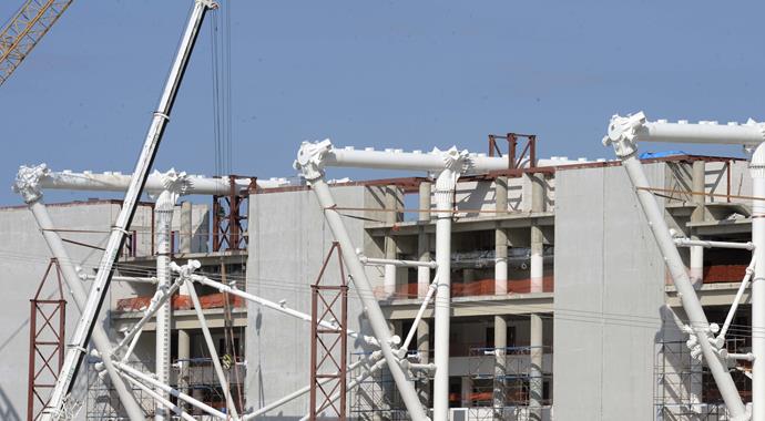 Trabzonspor'un stat inşaatında sıra çatıda Trabzonspor'un stat inşaatında sıra çatıda