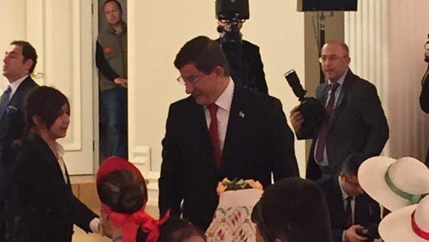 Davutoğlu'nun yeni koruması şaşırttı!