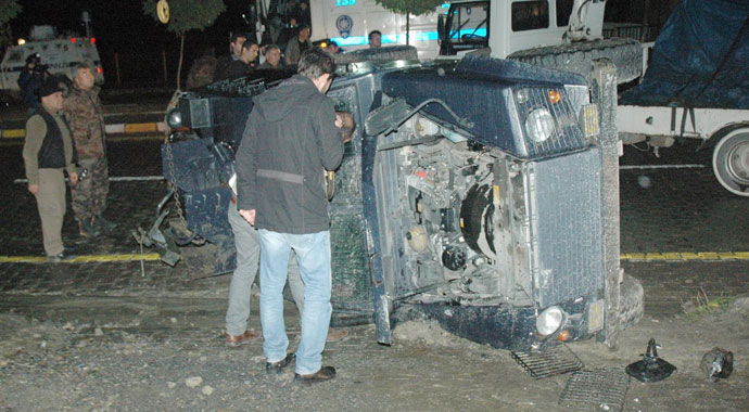 Hakkari'de zırhlı araç devrildi: 6 polis yaralı