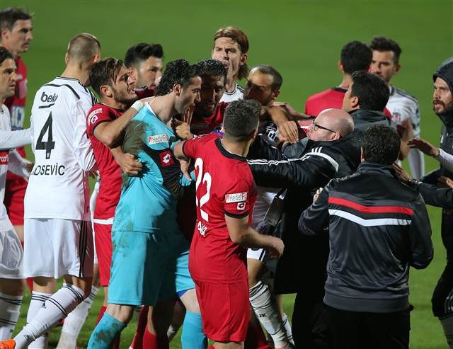 Maç bitti saha karıştı Maç bitti saha karıştı