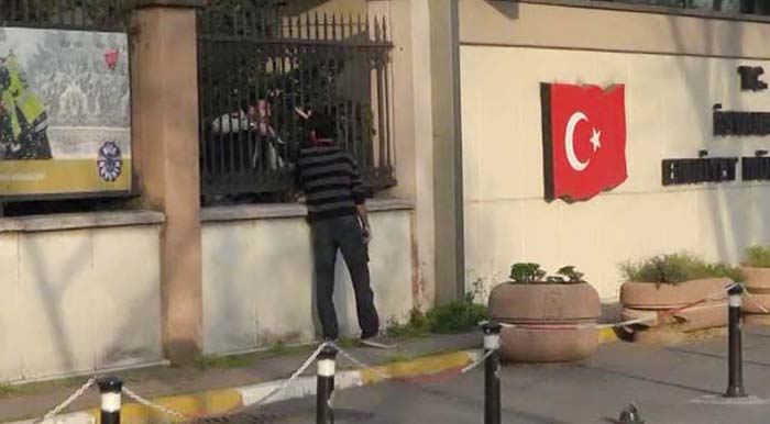 İstanbul Emniyet Müdürlüğü önünde çatışma, saldırganlar vuruldu!