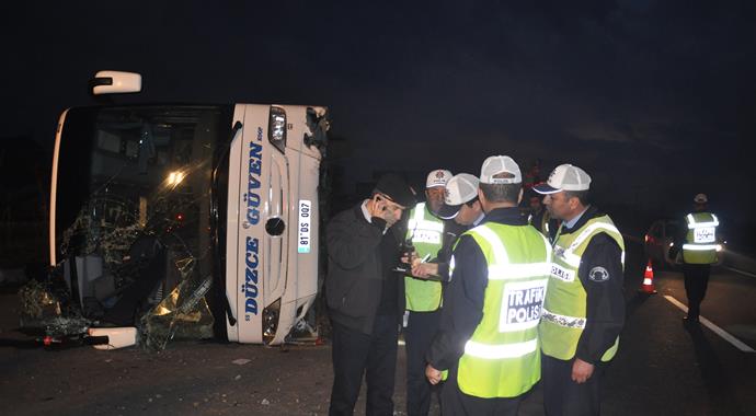 Aydın'da köpeğe çarpmamak isteyen otobüs devrildi, 15 yaralı var Aydın'da köpeğe çarpmamak isteyen otobüs devrildi, 15 yaralı var