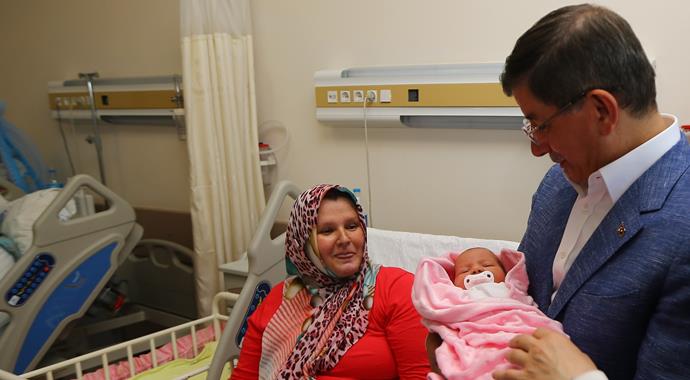 Davutoğlu kulağına ezan okuduğu bebeğe isim verdi