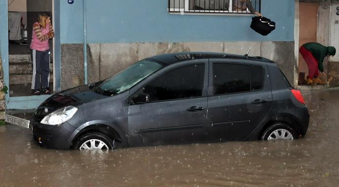 İzmir'de yağmur etkili oldu, yollar göle döndü İzmir'de yağmur etkili oldu, yollar göle döndü