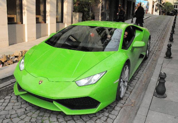 Yağmur Sarıoğlu ve Asena Erkin'in 'Lamborghini' şovu Yağmur Sarıoğlu ve Asena Erkin'in 'Lamborghini' şovu