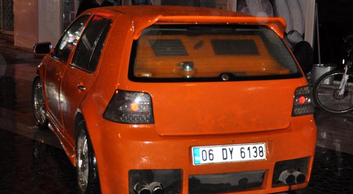 Evraklarını inceleyen polise çarpıp kaçtı