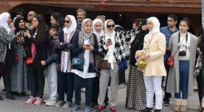 Tuba Büyüküstün'ün zor anları! Hayranları seti bastılar Tuba Büyüküstün'ün zor anları! Hayranları seti bastılar