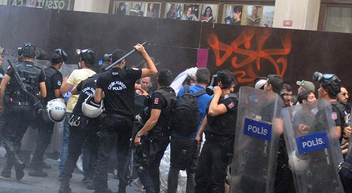 Taksim'de gerginlik sürüyor Taksim'de gerginlik sürüyor