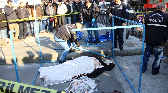 Tramvay yoluna giren minibüs dehşet saçtı