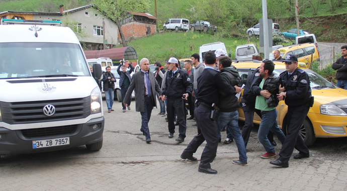 Teröristin cenazesi getirildi, köylü çileden çıktı! Teröristin cenazesi getirildi, köylü çileden çıktı!