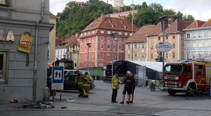 Aracını yayaların üzerine sürdü: 3 ölü, 34 yaralı